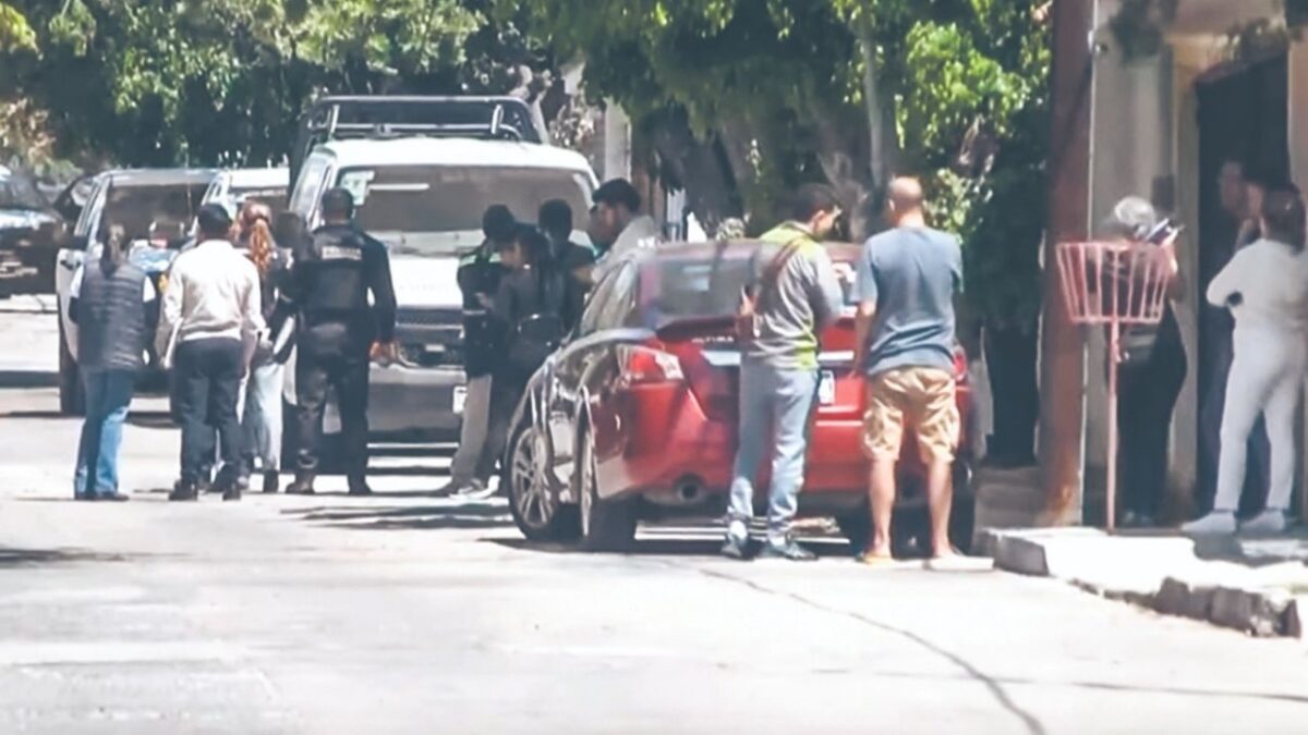 Una menor con esquizofrenia mata a su madre y lesiona a su hermano en Querétaro; cuerpos de emergencia resguardaron el domicilio.