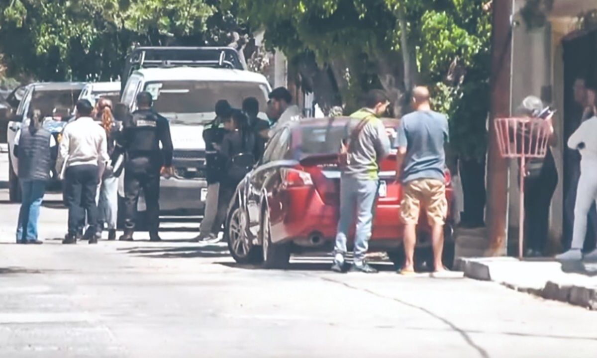 Una menor con esquizofrenia mata a su madre y lesiona a su hermano en Querétaro; cuerpos de emergencia resguardaron el domicilio.