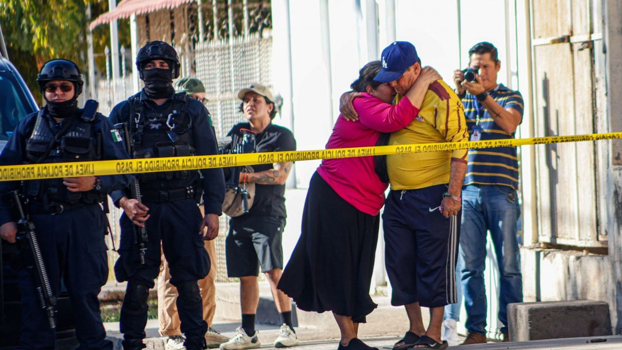 Una menor con esquizofrenia mata a su madre y lesiona a su hermano en Querétaro; cuerpos de emergencia resguardaron el domicilio.