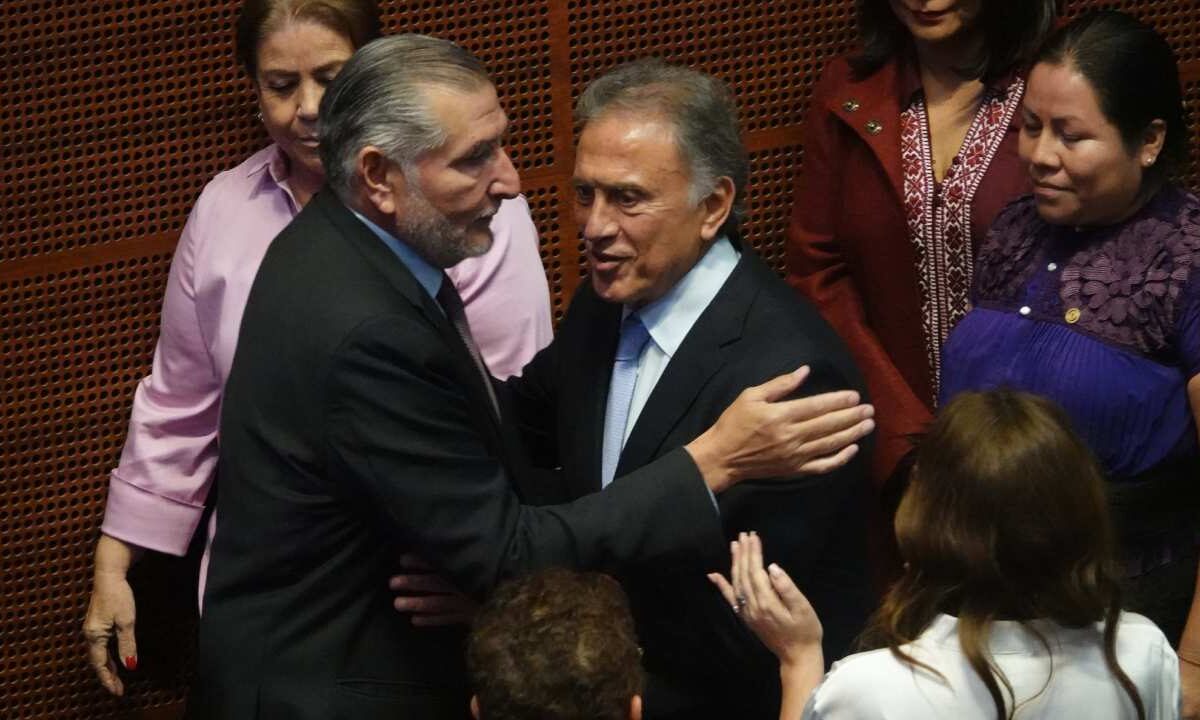 Miguel Ángel Yunes Linares llegó al Senado de la República acompañado de Adán Augusto López.