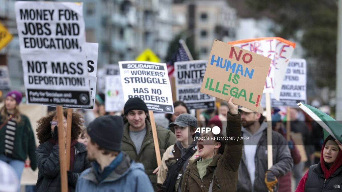 Organizaciones demandan al gobierno de Trump para tener acceso a migrantes trasladados a Guantánamo.