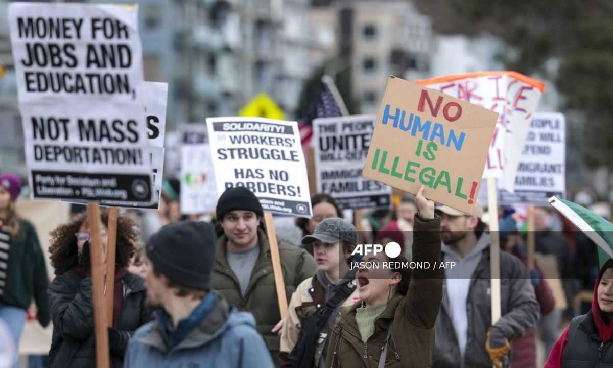 Organizaciones demandan al gobierno de Trump para tener acceso a migrantes trasladados a Guantánamo.