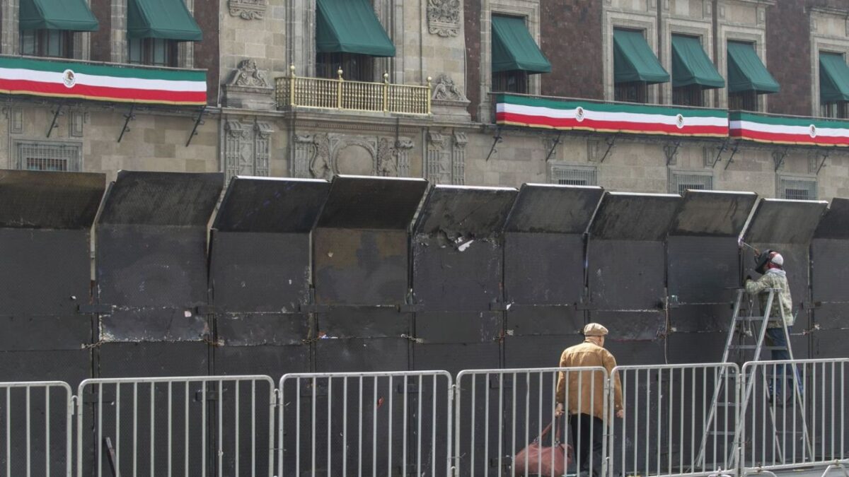 Palacio Nacional con protección metálica