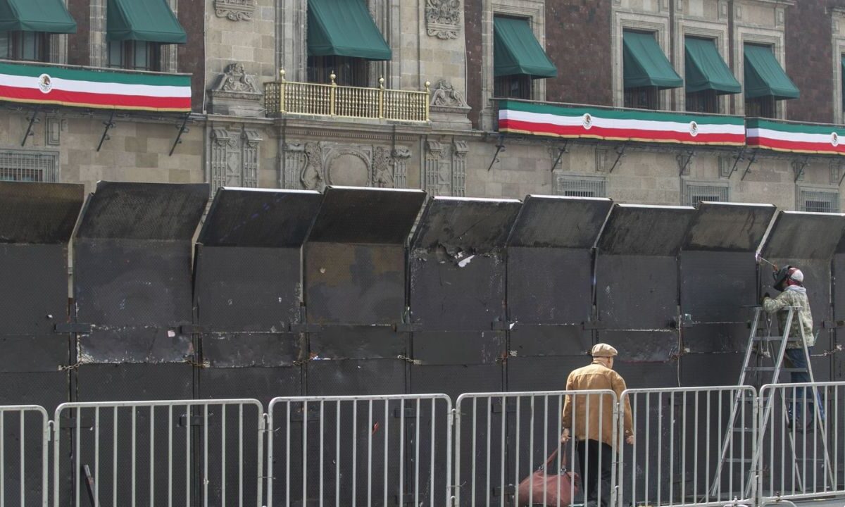 Palacio Nacional con protección metálica