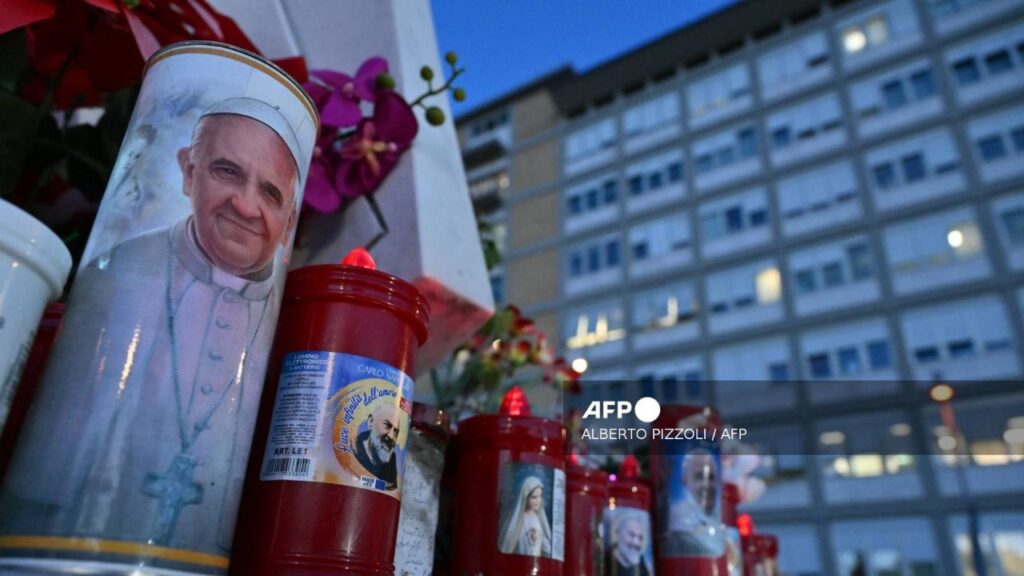 Papa Francisco "pasó una noche tranquila" tras hospitalización