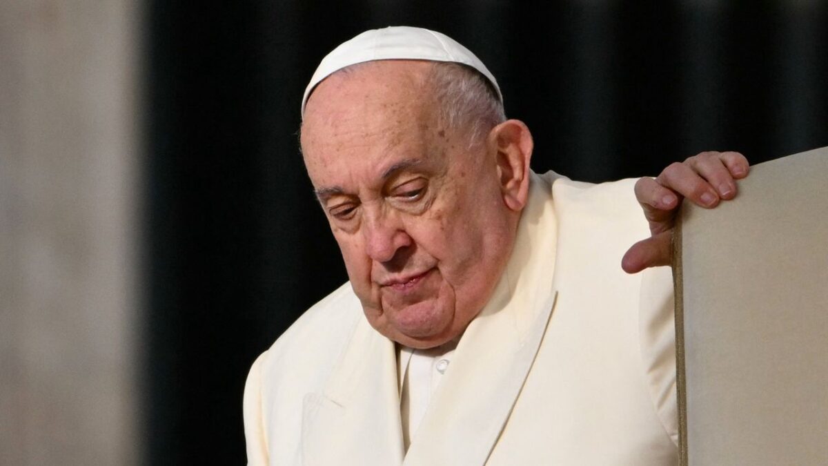 De acuerdo al Vaticano, la salud del Papa Francisco muestra una "leve mejoría". De igual manera han informado que su insuficiencia renal "no es preocupante". 