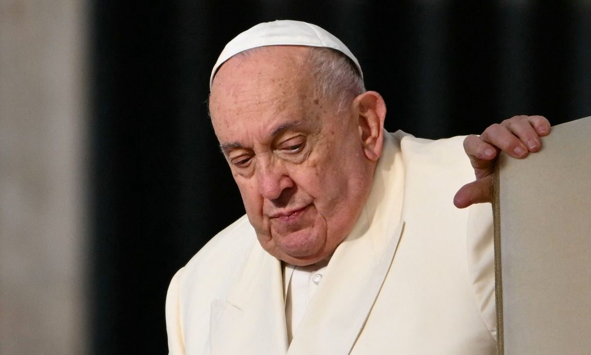 De acuerdo al Vaticano, la salud del Papa Francisco muestra una "leve mejoría". De igual manera han informado que su insuficiencia renal "no es preocupante". 