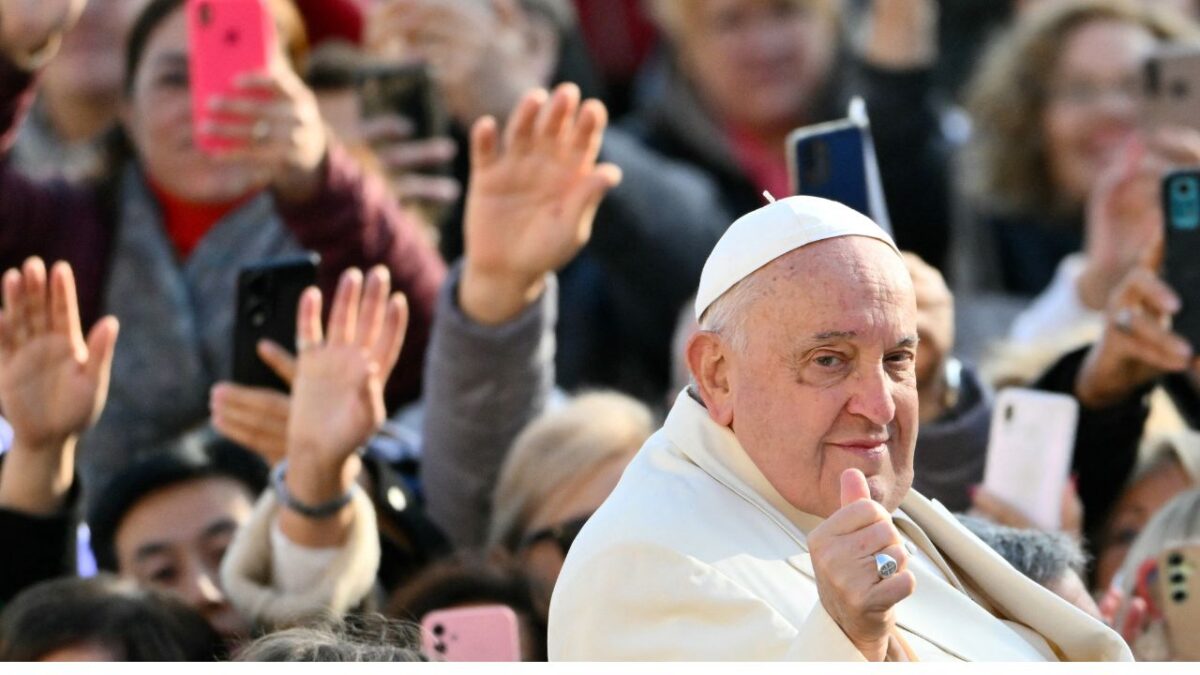 El Vaticano informó que la salud del Papa Francisco presentó una ligera mejoría, sin embargo, su pronóstico continúa como "reservado".