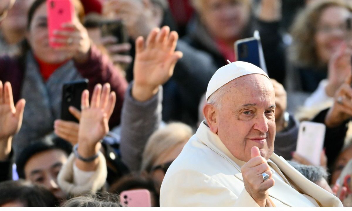 El Vaticano informó que la salud del Papa Francisco presentó una ligera mejoría, sin embargo, su pronóstico continúa como "reservado".