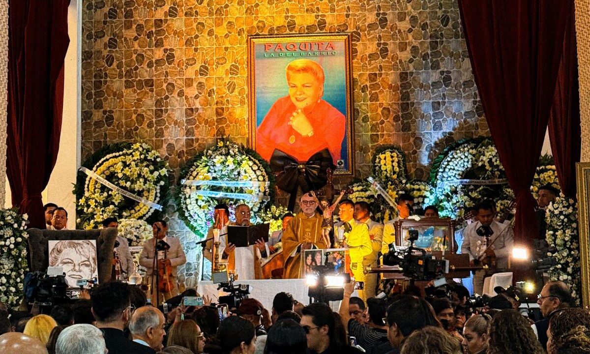 Las cenizas de Paquita la del Barrio llegaron a bordo de una carroza fúnebre a la Colonia Guerrero en la CDMX, para su último adiós.