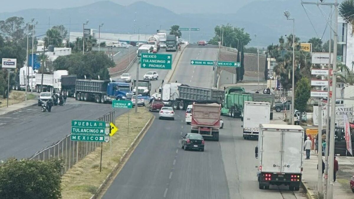 Persisten bloqueos de transportistas en la México-Pachuca