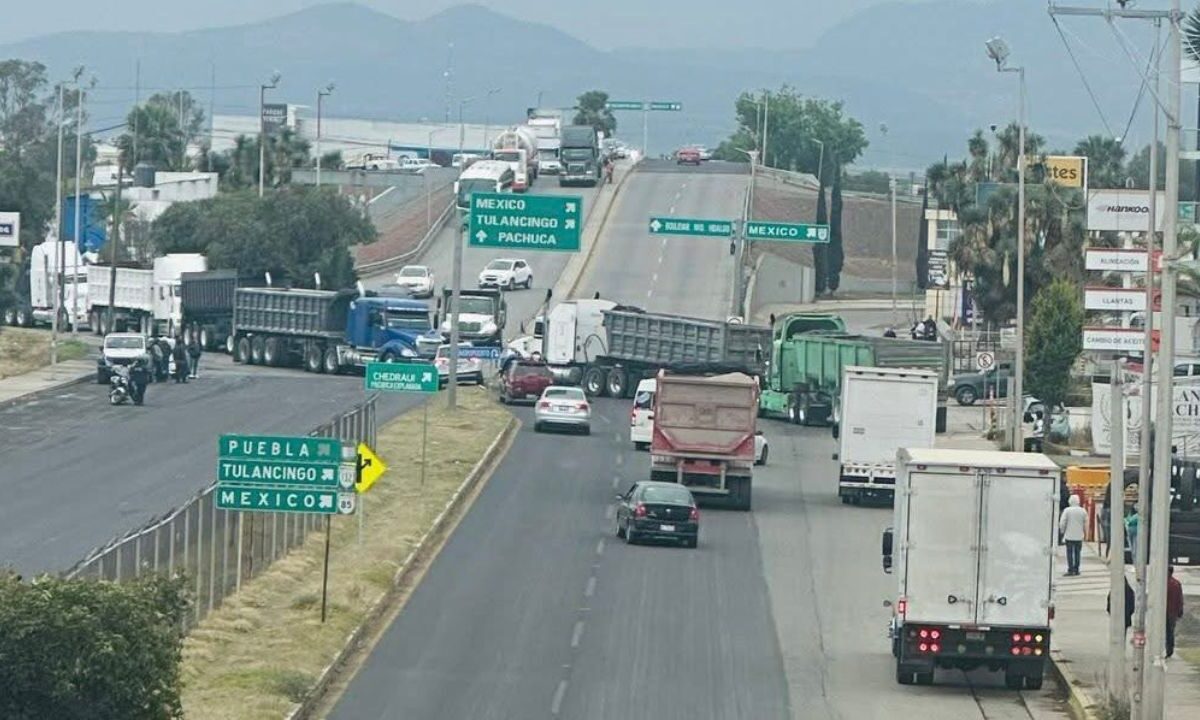 Persisten bloqueos de transportistas en la México-Pachuca