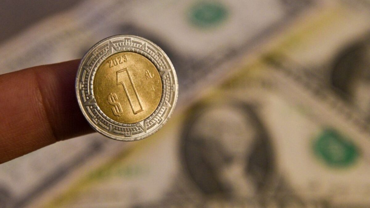 El peso mexicano se recuperó para tocar los 20.54 pesos por dólar al cierre de la jornada de hoy lunes 3 de febrero.