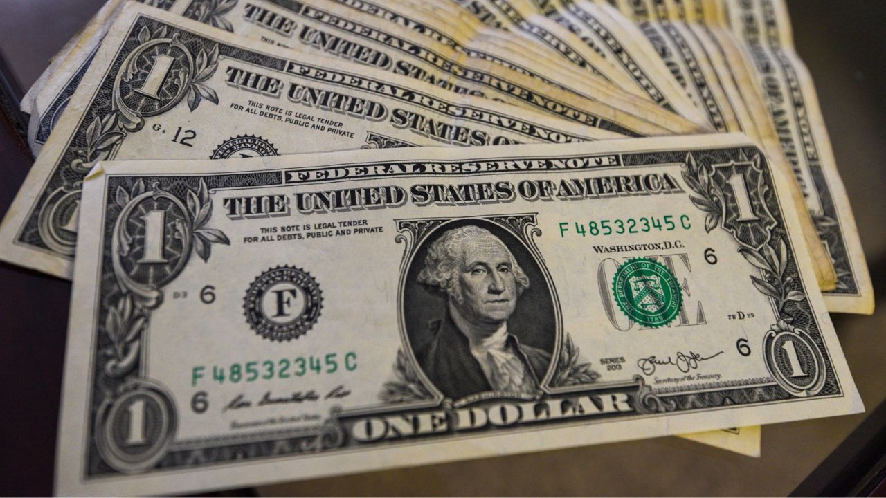 El peso mexicano se dispara a 21.20 por dólar este domingo 2 de febrero.