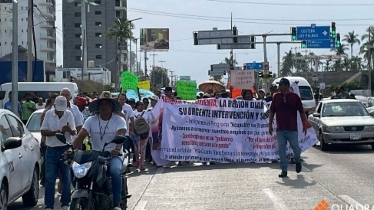 Más de mil 500 trabajadores turísticos de Playa Diamante en Acapulco, viveristas y transportistas marcharon en el puerto.