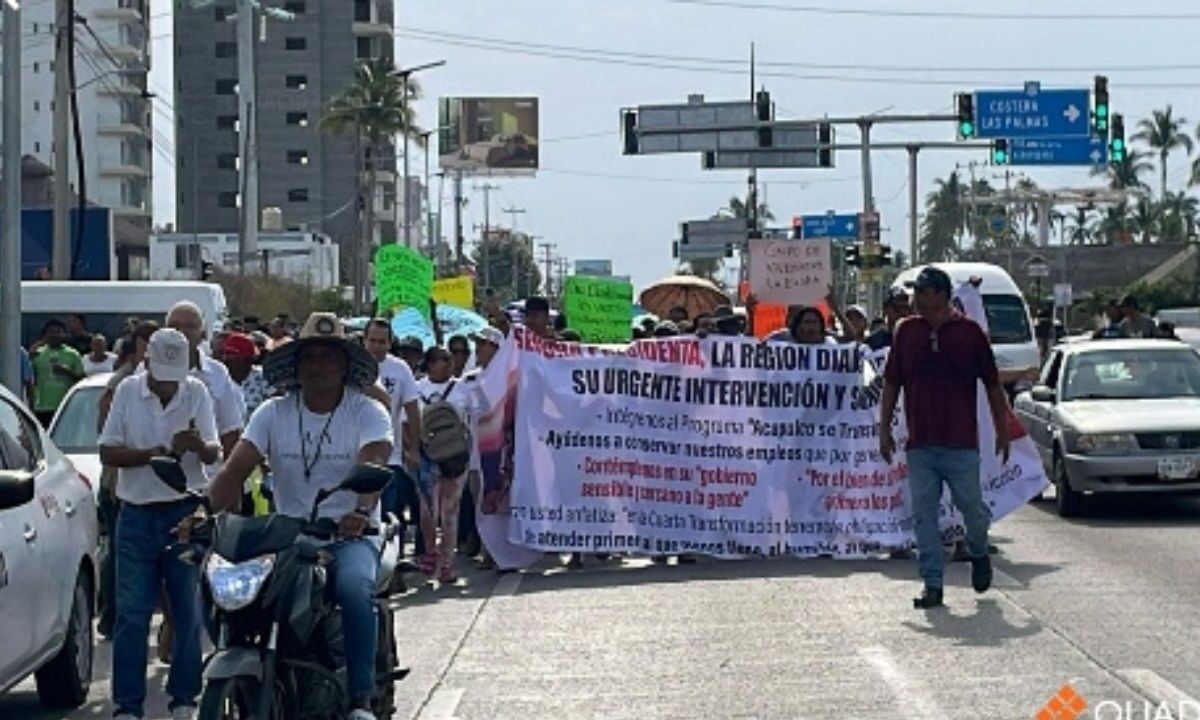 Más de mil 500 trabajadores turísticos de Playa Diamante en Acapulco, viveristas y transportistas marcharon en el puerto.