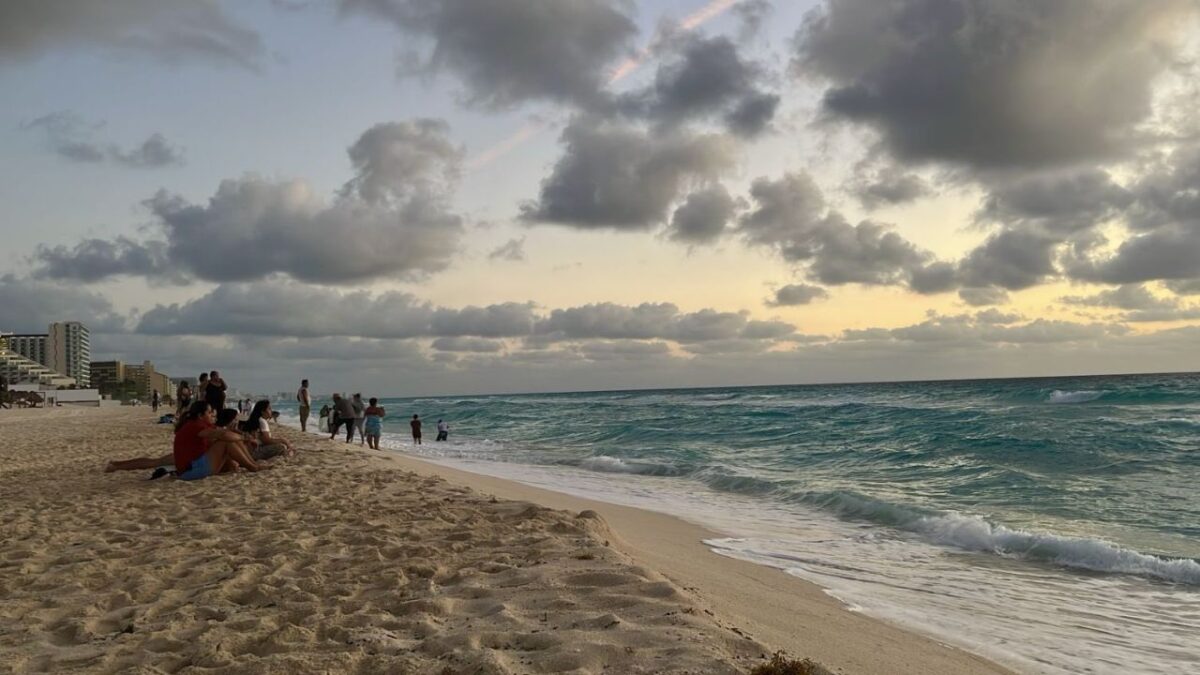 Las playas de Cancún permanecen intactas tras el sismo registrado esta noche