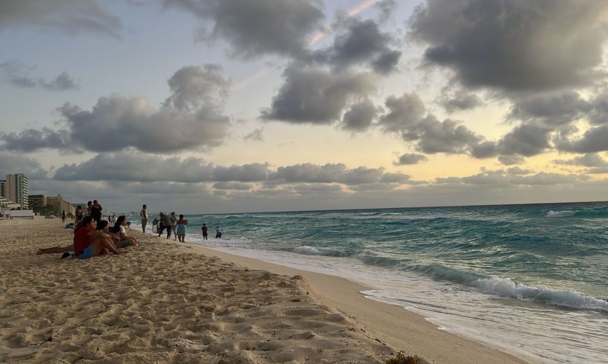 Las playas de Cancún permanecen intactas tras el sismo registrado esta noche