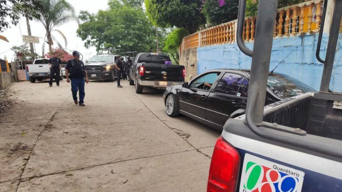 Una mujer policía que se encontraba de guardia en un módulo de seguridad del municipio de Landa de Matamoros, en la zona serrana de Querétaro, mató a su compañero de turno al accionarse su arma de cargo de manera accidental mientras daba mantenimiento a su equipo.