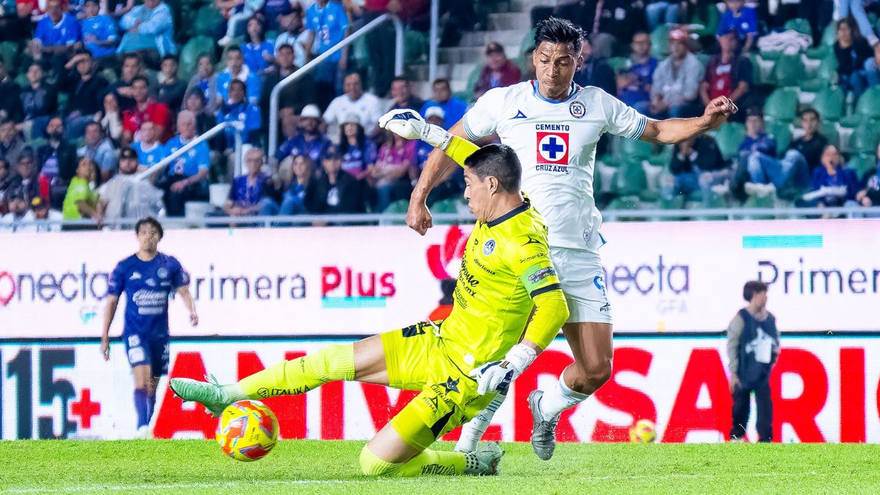 El partido entre Cruz Azul y Mazatlán se le fue de las manos a La Máquina al minuto 86, luego de un penal marcado en favor de los cañoneros.