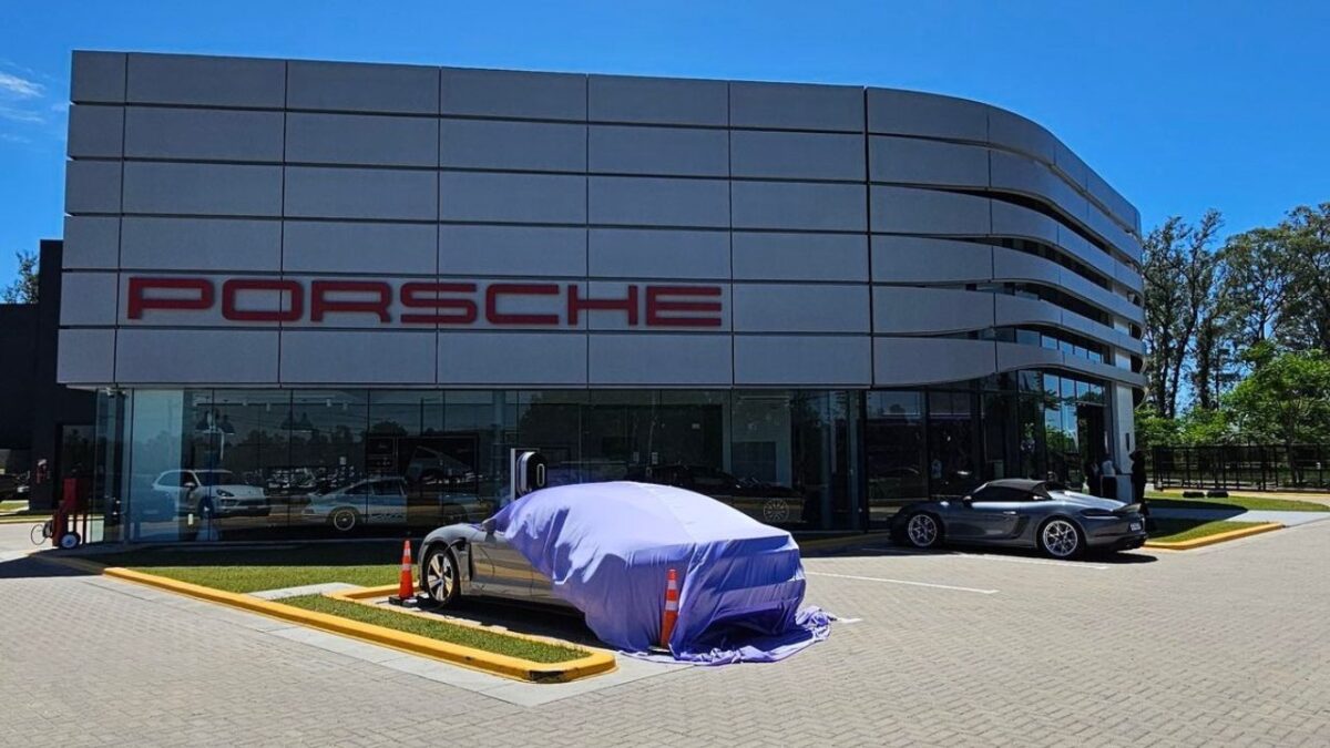 Porsche anunció que planea eliminar poco más de mil 900 empleos en Alemania debido a las dificultades del sector automotriz.