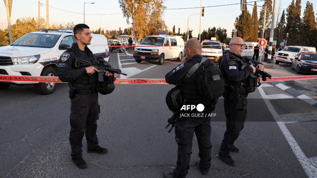 Policías vigilan zona en la que un vehículo embistió a peatones en Haifa, dejando un saldo de 14 personas heridas, hecho que se investiga como un posible ataque terrorista.