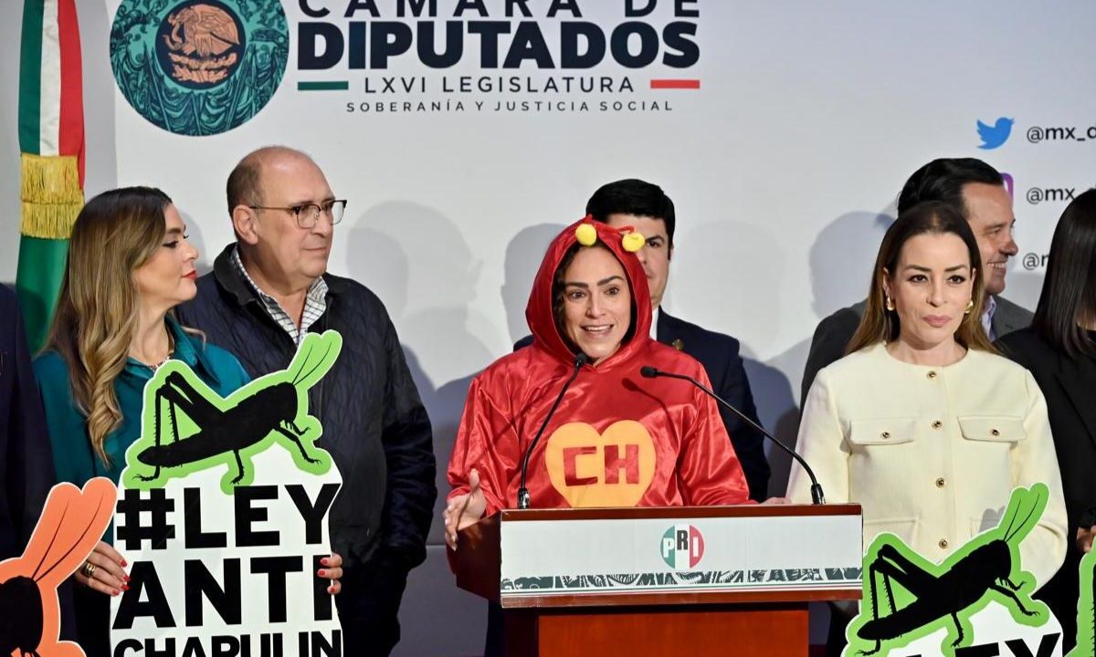 La diputada federal del PRI, Abigail Arredondo, presentó -con disfraz de "Chapulín colorado"- la "Ley anti chapulín".