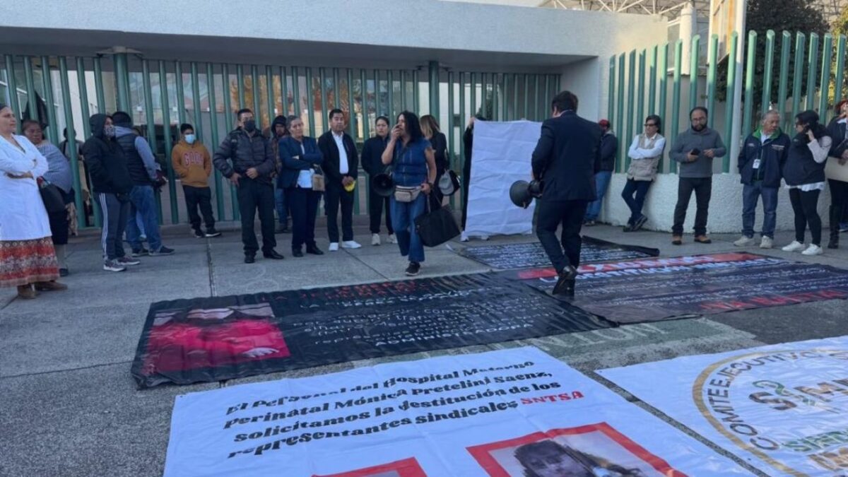 Tras falta de insumos y medicamentos, trabajadores del Hospital “Mónica Pretellini”, Edoméx, se manifiestan esta mañana con cierre de calles.