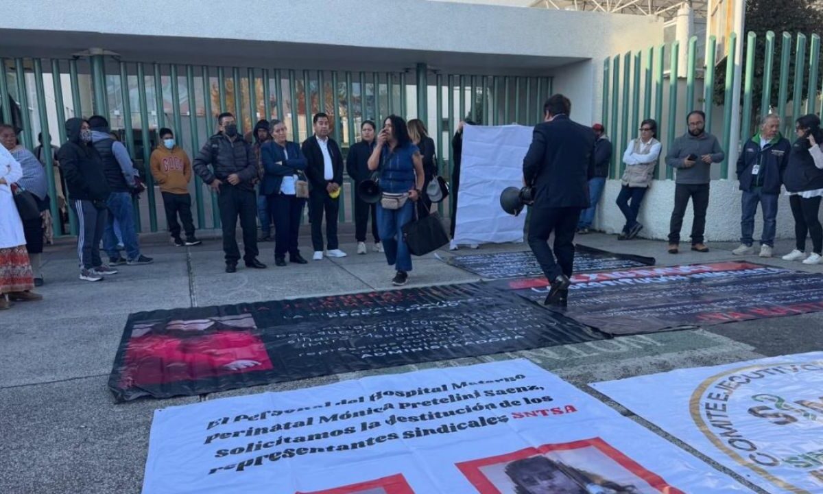 Tras falta de insumos y medicamentos, trabajadores del Hospital “Mónica Pretellini”, Edoméx, se manifiestan esta mañana con cierre de calles.