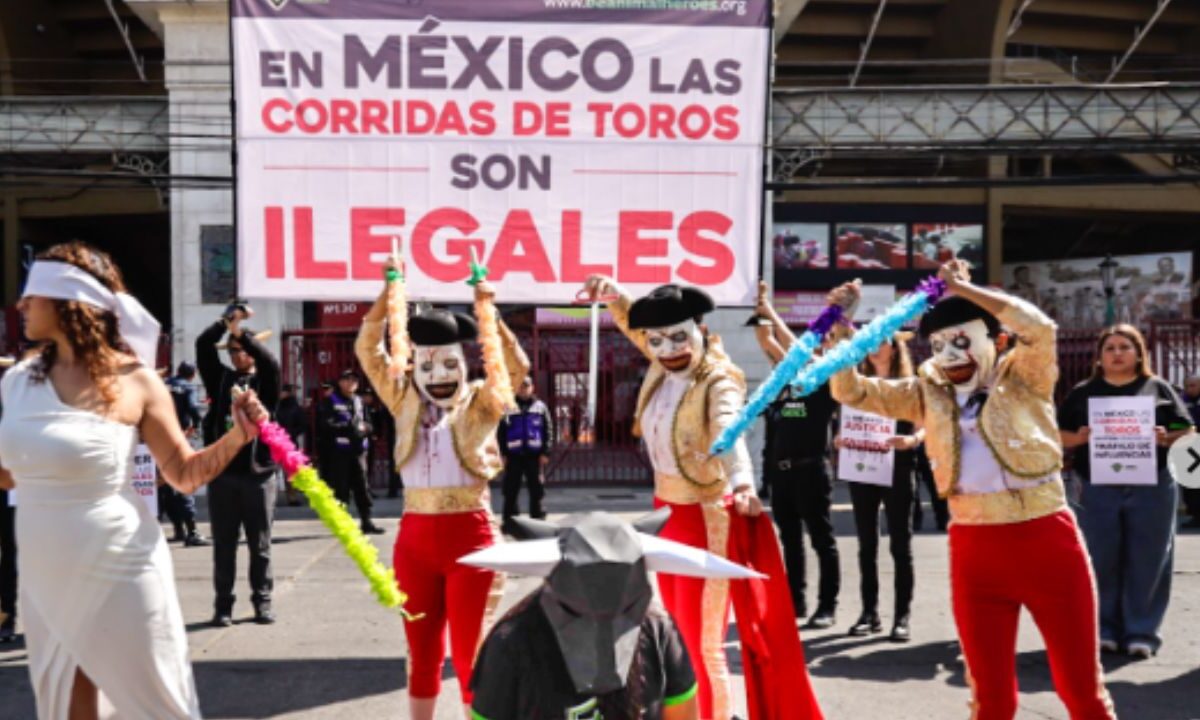 Protestan con performance vs corridas de toros en Plaza México