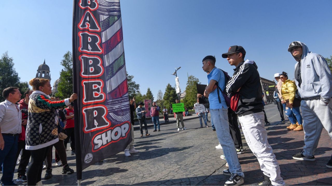 Protestan dueños de barberías mexiquenses por “abusos”; piden intervención de la gobernadora.