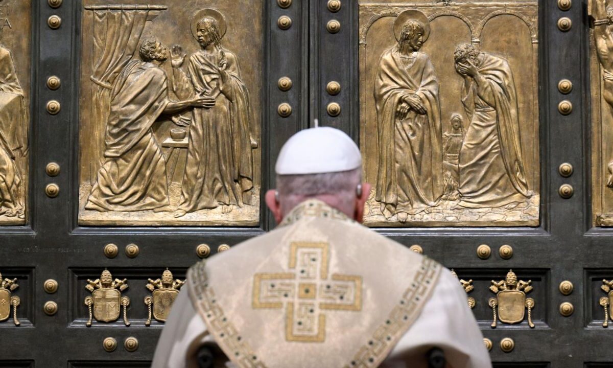 La muerte de un papa trae consigo un protocolo a seguir en el Vaticano, inmediatamente después del deceso y en el proceso de sucesión.