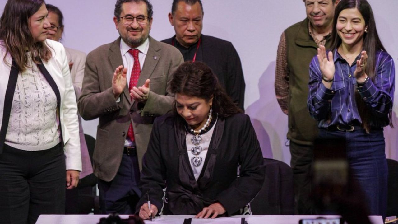 Clara Brugada durante el evento de mejora de los mercados públicos para integrarlos a los proyectos del mundial de futbol. 