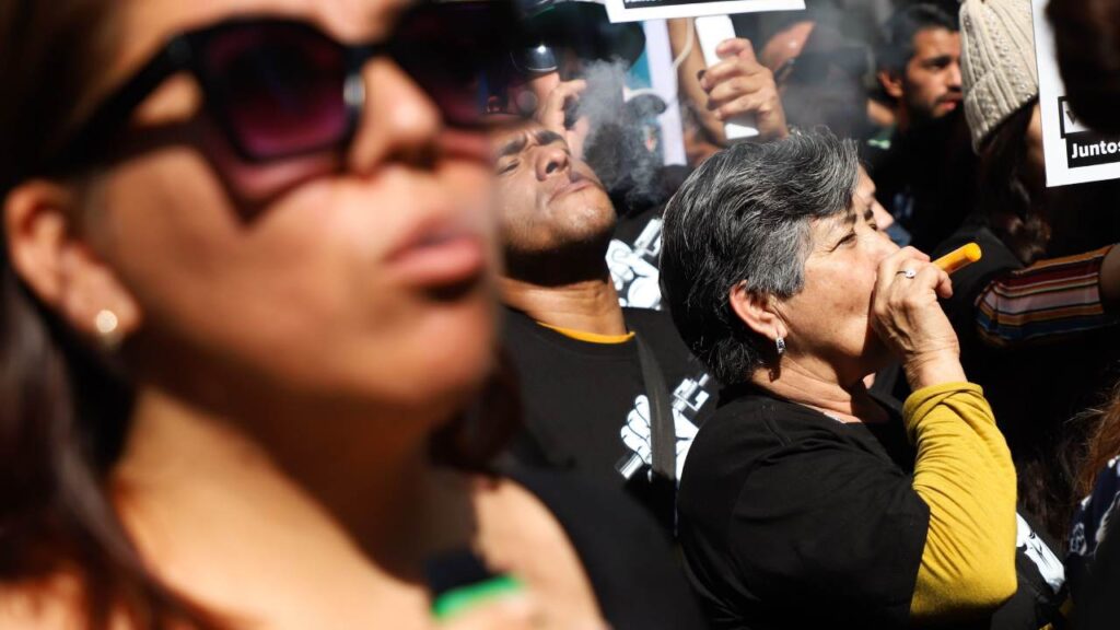 Organizaciones civiles protestan contra la prohibición del uso de vapeadores.