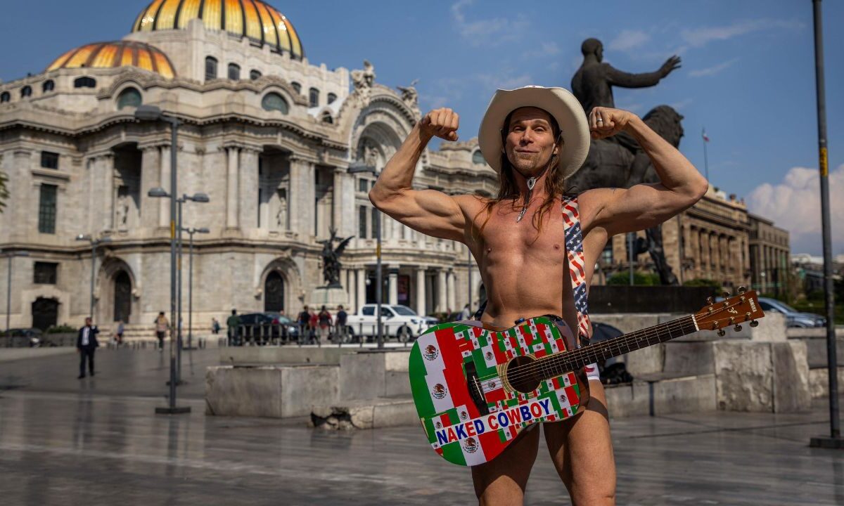 Naked Cowboy sorprendió a cientos de capitalinos con un nuevo recorrido por las calles del Centro Histórico de la CDMX.