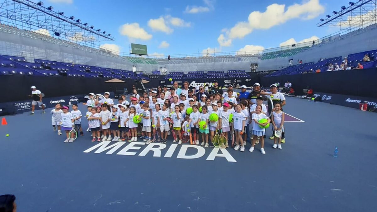 Renata Zarazúa promueve la práctica del tenis en Méri