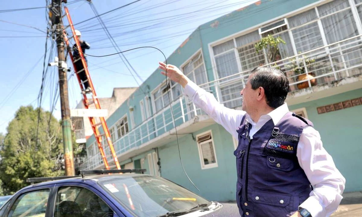 El alcalde de Coyoacán añadió que se han corregido más de 93 mil metros lineales tanto de fibra como de cable coaxial, en altura y tensión.