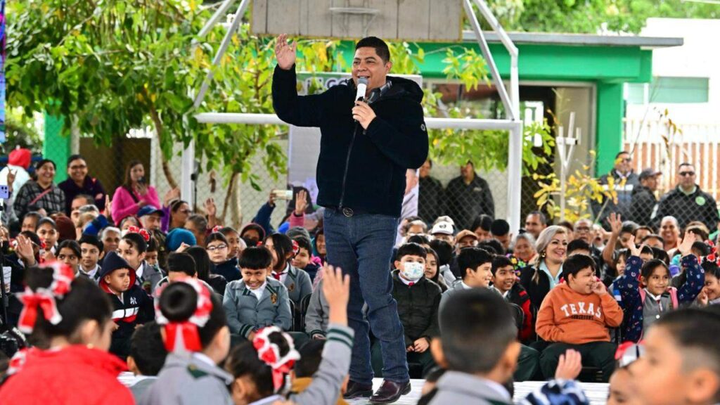 El gobernador de San Luis Potosí, Ricardo Gallardo, realiza un discurso durante la entrega de rehabilitaciones realizadas en una escuela de Rioverde.