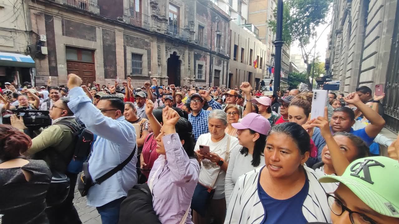 Integrantes de la Sección 22 de la CNTE ingresan a mesa de negociación con autoridades