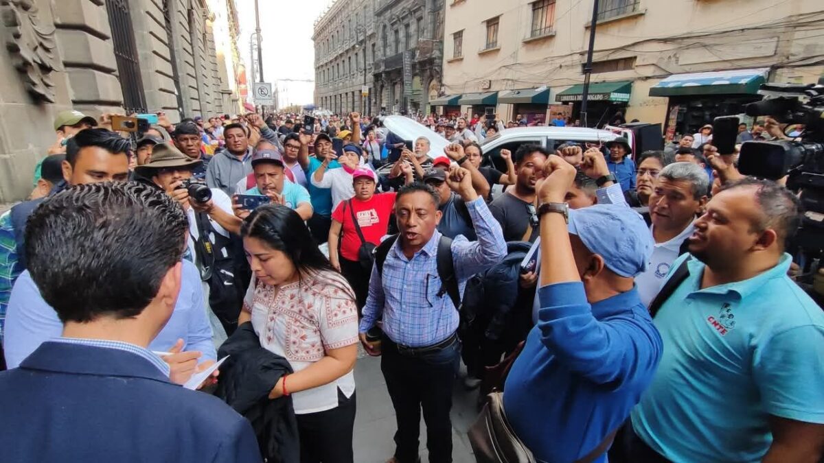 Integrantes de la Sección 22 de la CNTE ingresan a mesa de negociación con autoridades