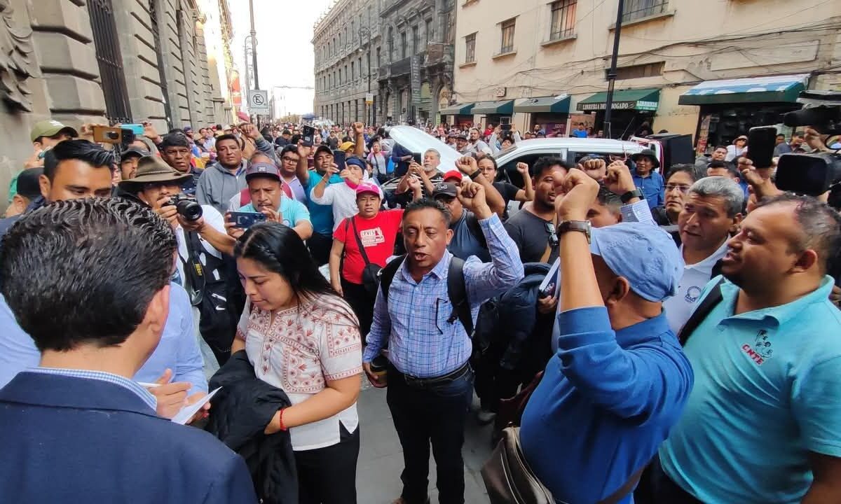 Integrantes de la Sección 22 de la CNTE ingresan a mesa de negociación con autoridades