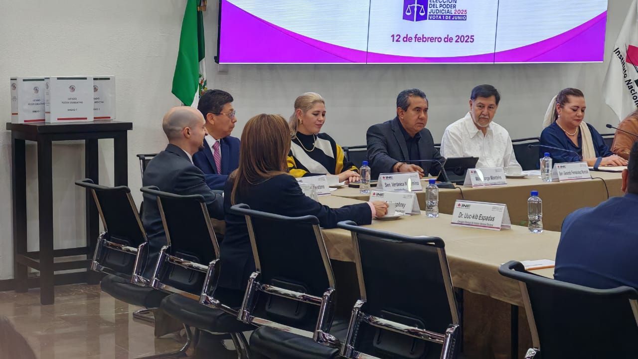 Gerardo Fernández Noroña entrega al INE los listados de candidaturas de jueces, magistrados y ministros.