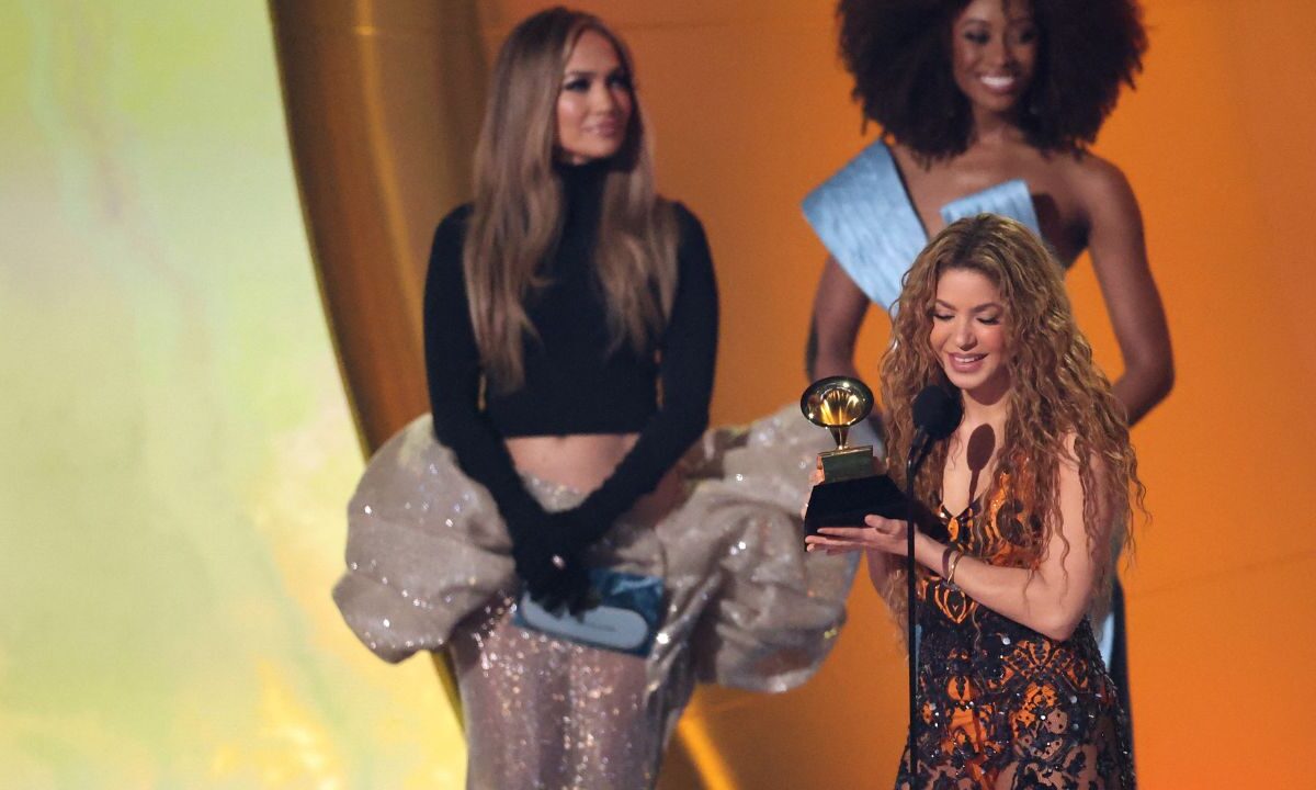 Luego de que Shakira se llevara el premio Grammy en la categoría Mejor Álbum Pop Latino por Las Mujeres Ya No Lloran, la cantante aprovechó el escenario para dedicar el premio a los migrantes.