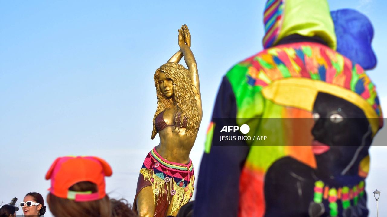 Estatua dorada de Shakira en Barranquilla 