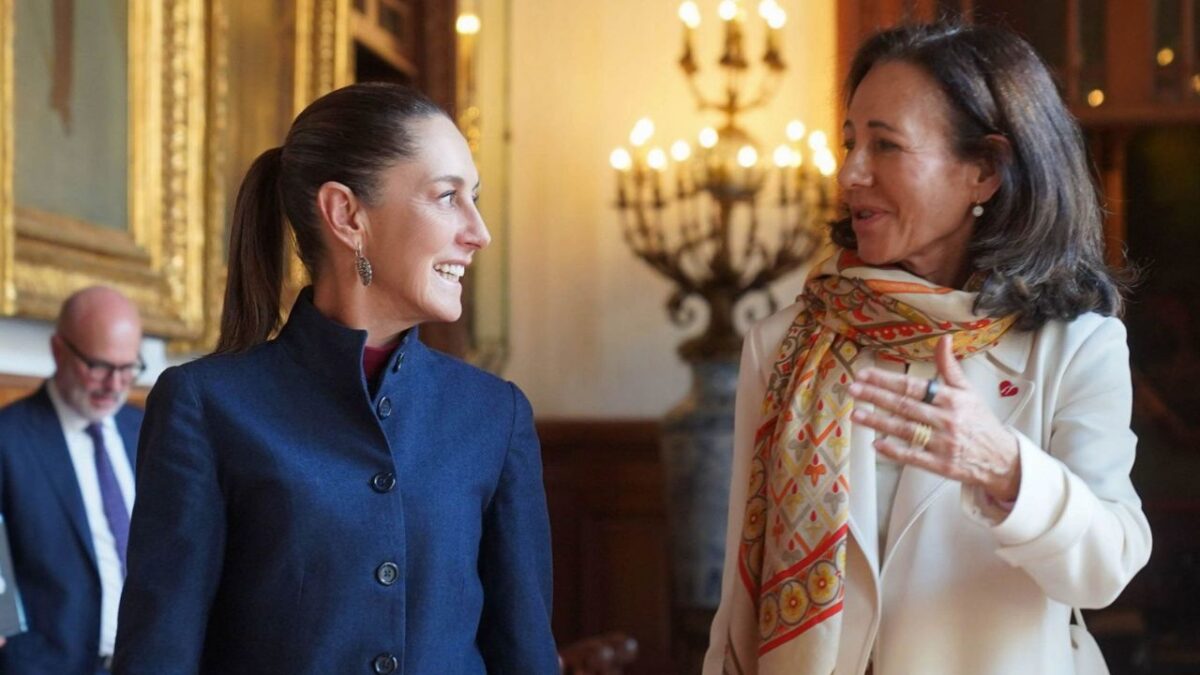 Claudia Sheinbaum con la titular de Santander en Palacio Nacional