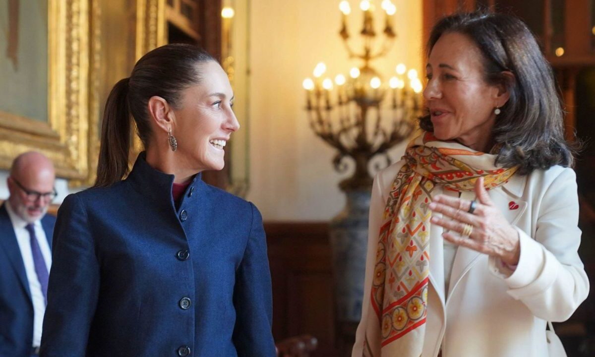 Claudia Sheinbaum con la titular de Santander en Palacio Nacional