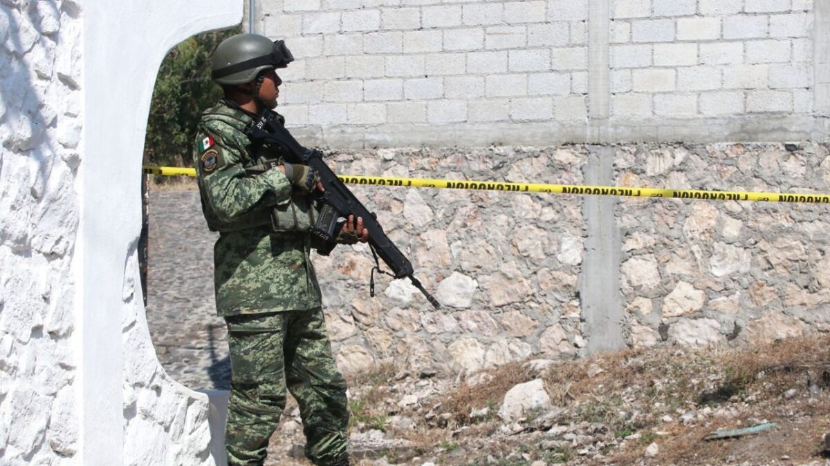 Violencia en Ziracuaretiro; militares se enfrentaron a presuntos secuestradores para liberar a un joven que al final murió.