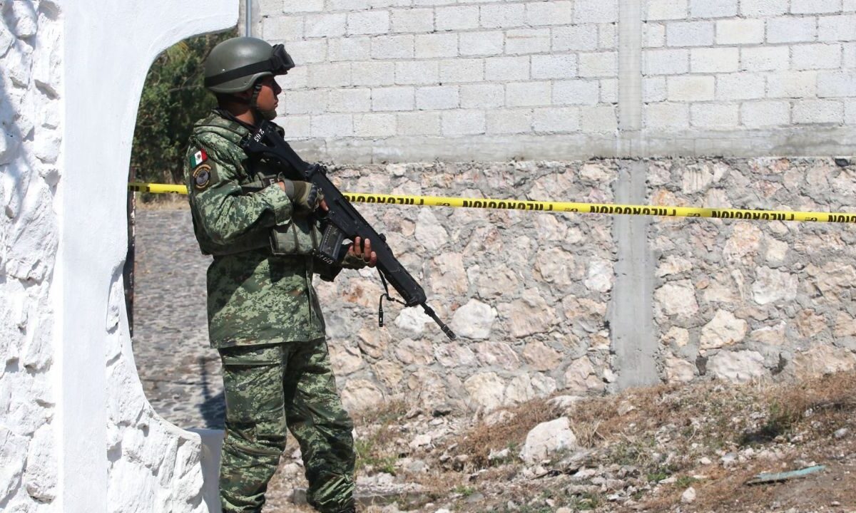 Violencia en Ziracuaretiro; militares se enfrentaron a presuntos secuestradores para liberar a un joven que al final murió.