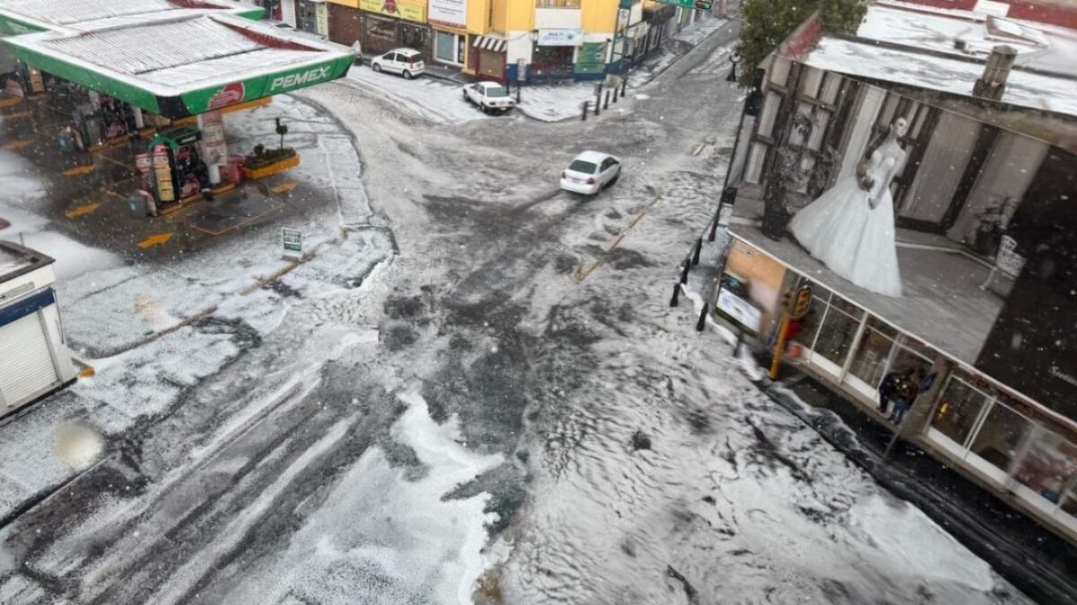 Una fuerte lluvia con granizada sorprendió a los habitantes del Valle de Toluca.