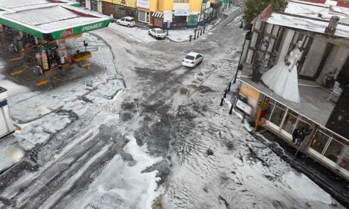 Una fuerte lluvia con granizada sorprendió a los habitantes del Valle de Toluca.